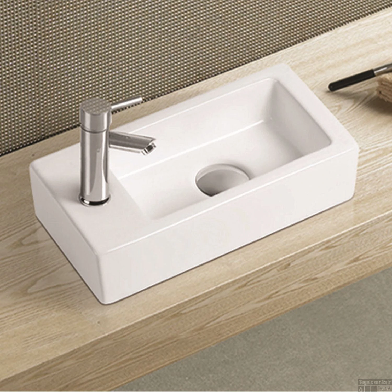 Fontein Wiesbaden Rhea Mini Rechthoek 36x18x9cm Keramiek Wit (Kraangat Links) 3 Fontein Wiesbaden Rhea Mini Rechthoek 36x18x9cm Keramiek Wit (Kraangat Links)