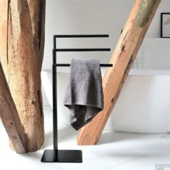 Handdoekrek Sealskin Tube 3-armig Vrijstaand Zwart -Goedkope Stijl Baden Winkel 8720553004257 3