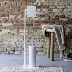 Toiletbutler Sealskin Tube Met Toiletrolhouder En Toiletborstel Met Houder Vrijstaand Wit 8 Toiletbutler Sealskin Tube Met Toiletrolhouder En Toiletborstel Met Houder Vrijstaand Wit -Goedkope Stijl Baden Winkel 8720553010067 sfeer 3