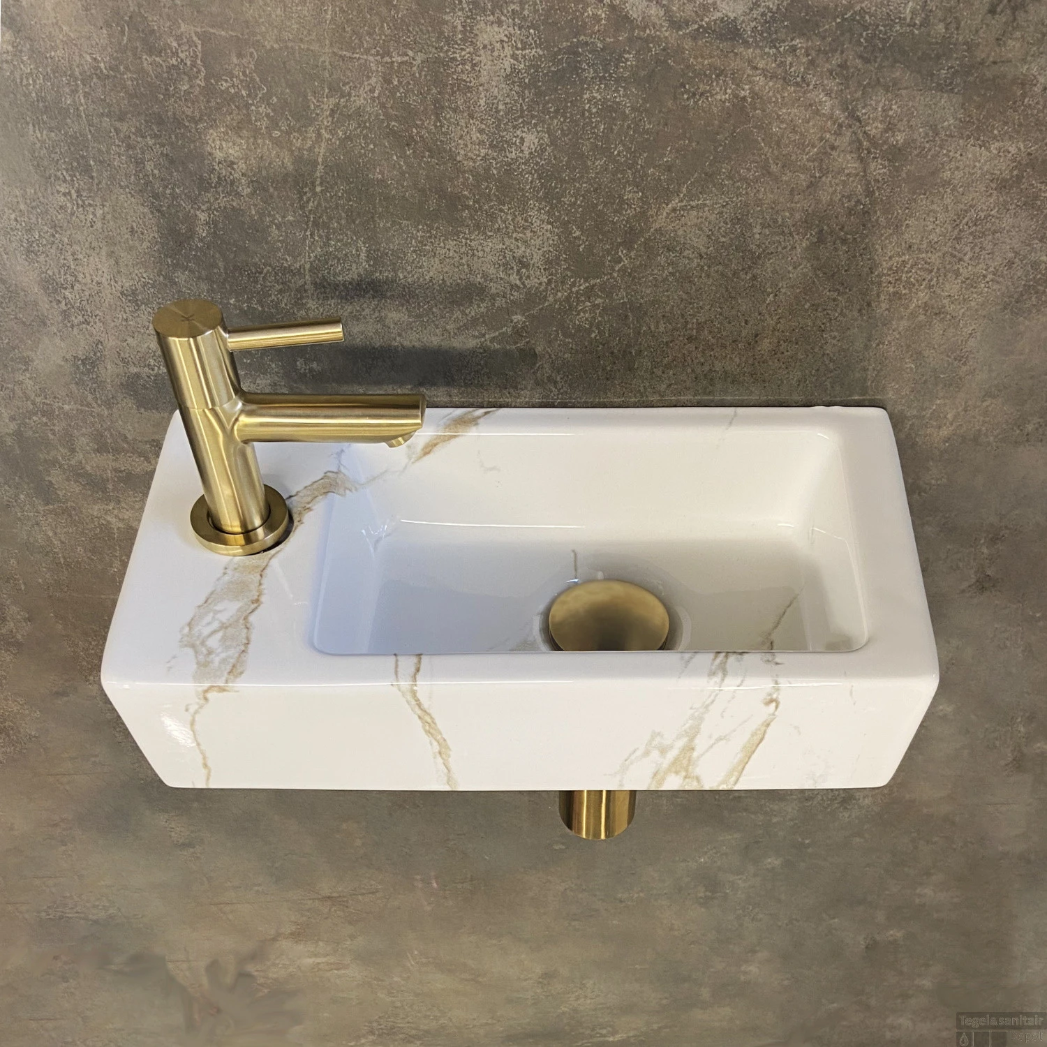 Fonteinset Wiesbaden Mini Rhea 36x18x9 Cm Links Carrara Geborsteld Messing Goud 3 Fonteinset Wiesbaden Mini Rhea 36x18x9 Cm Links Carrara Geborsteld Messing Goud