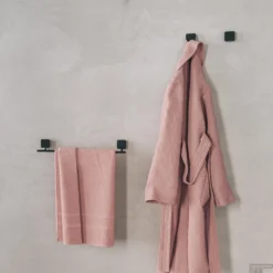 Handdoekrek Geesa Topaz 45cm Minimalistisch Mat Zwart 11 Handdoekrek Geesa Topaz 45cm Minimalistisch Mat Zwart -Goedkope Stijl Baden Winkel handdoekrek geesa topaz 45cm minimalistisch mat zwart sfeer3