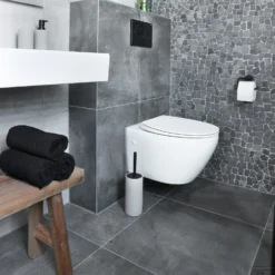 Toiletborstelhouder Differnz Jukon Rond 36x10x10cm Grijs -Goedkope Stijl Baden Winkel toiletborstelhouder differnz jukon rond 36x10x10cm grijs sfeer2