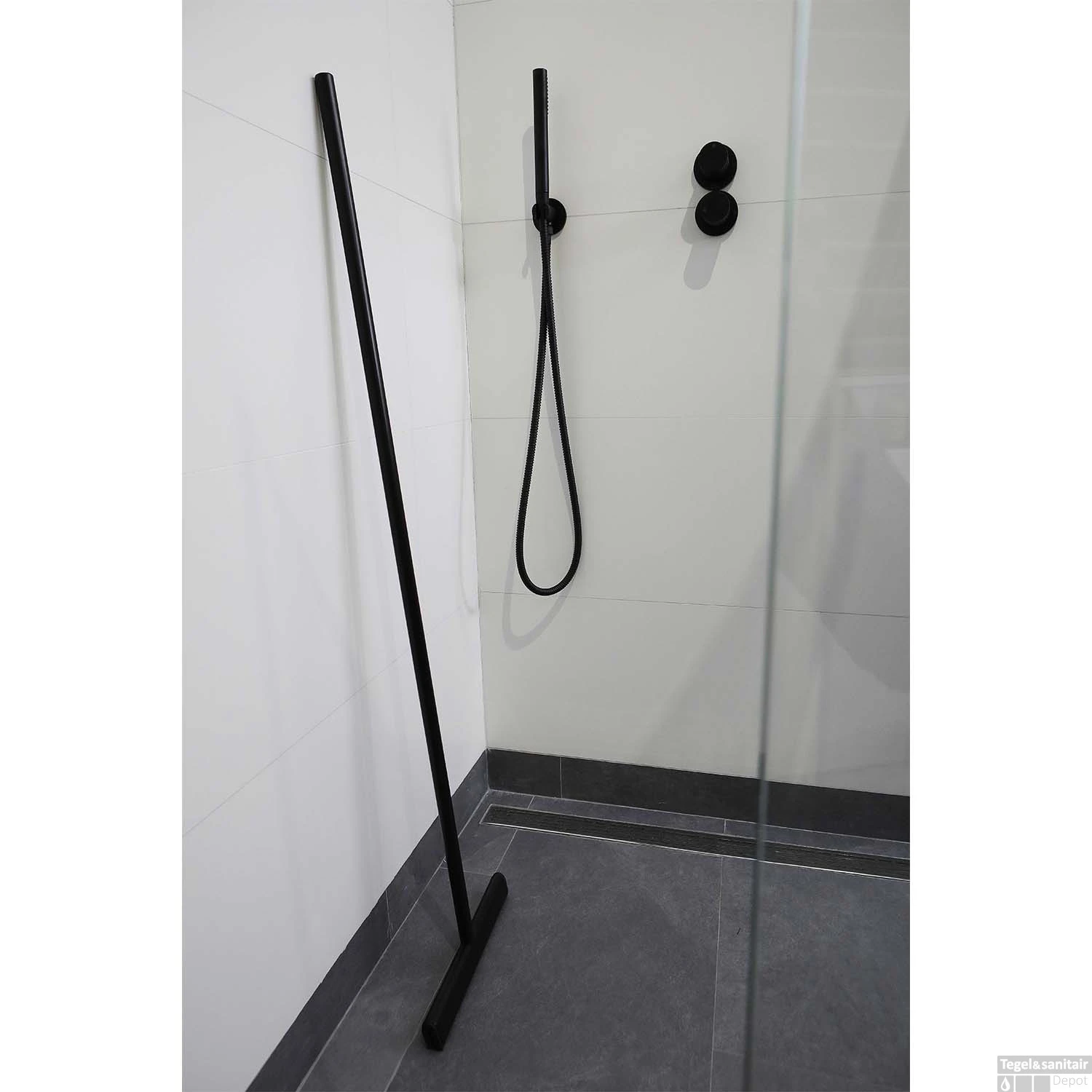 Vloerwisser Luca Sanitair Met Ophanghaakje 32x125 Cm Mat Zwart 4 Vloerwisser Luca Sanitair Met Ophanghaakje 32x125 Cm Mat Zwart - Afbeelding 2